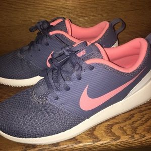 Nike shoes brand new !